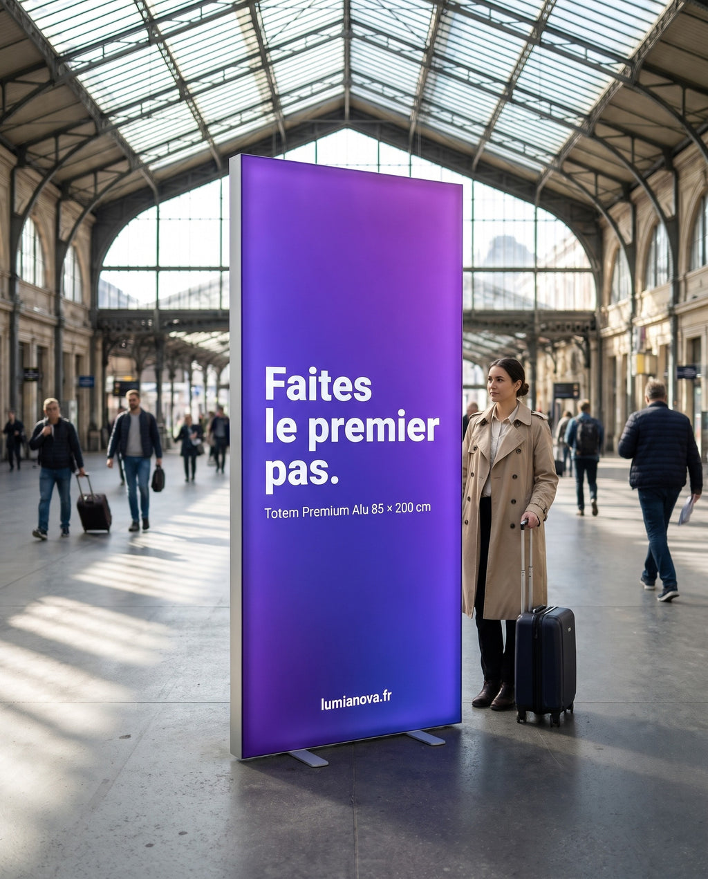 Totem lumineux Premium Alu dans une gare, image générée par IA