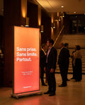 Totem lumineux Quick Battery sans câble dans le foyer d'un théâtre, image générée par IA