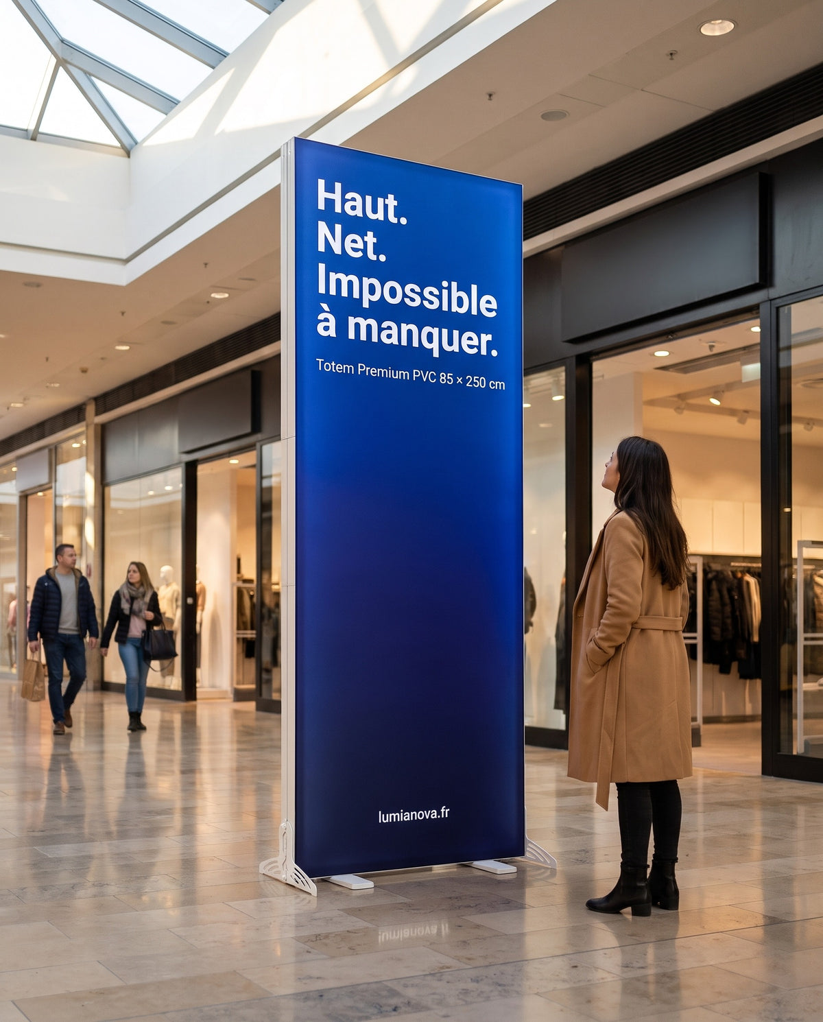 Totem lumineux Premium PVC dans une galerie commerciale, image générée par IA