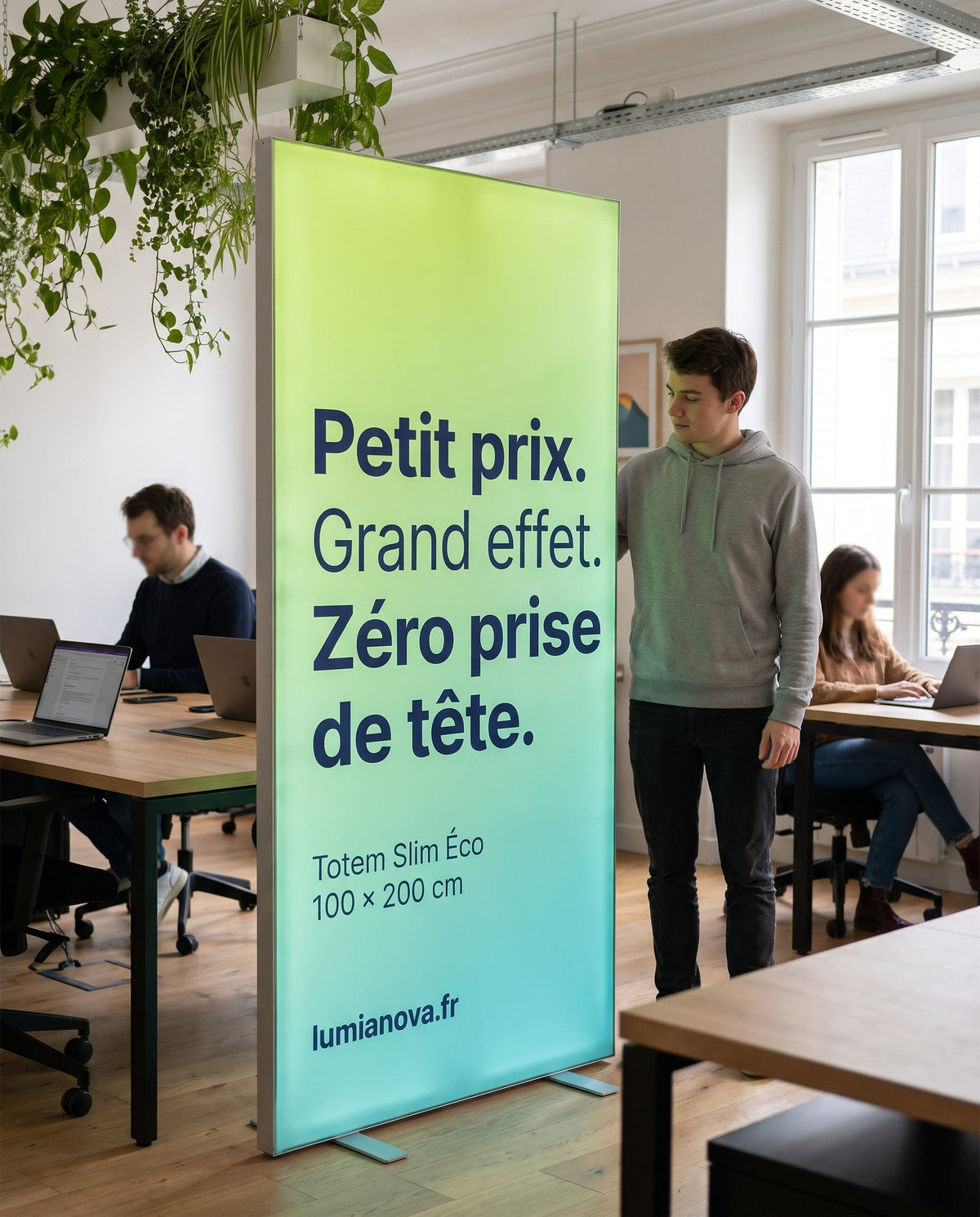 Totem lumineux Slim Éco dans un espace de coworking, image générée par IA