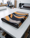 Toile textile imprimée avec jonc silicone, pliée sur un établi d'atelier, image générée par IA