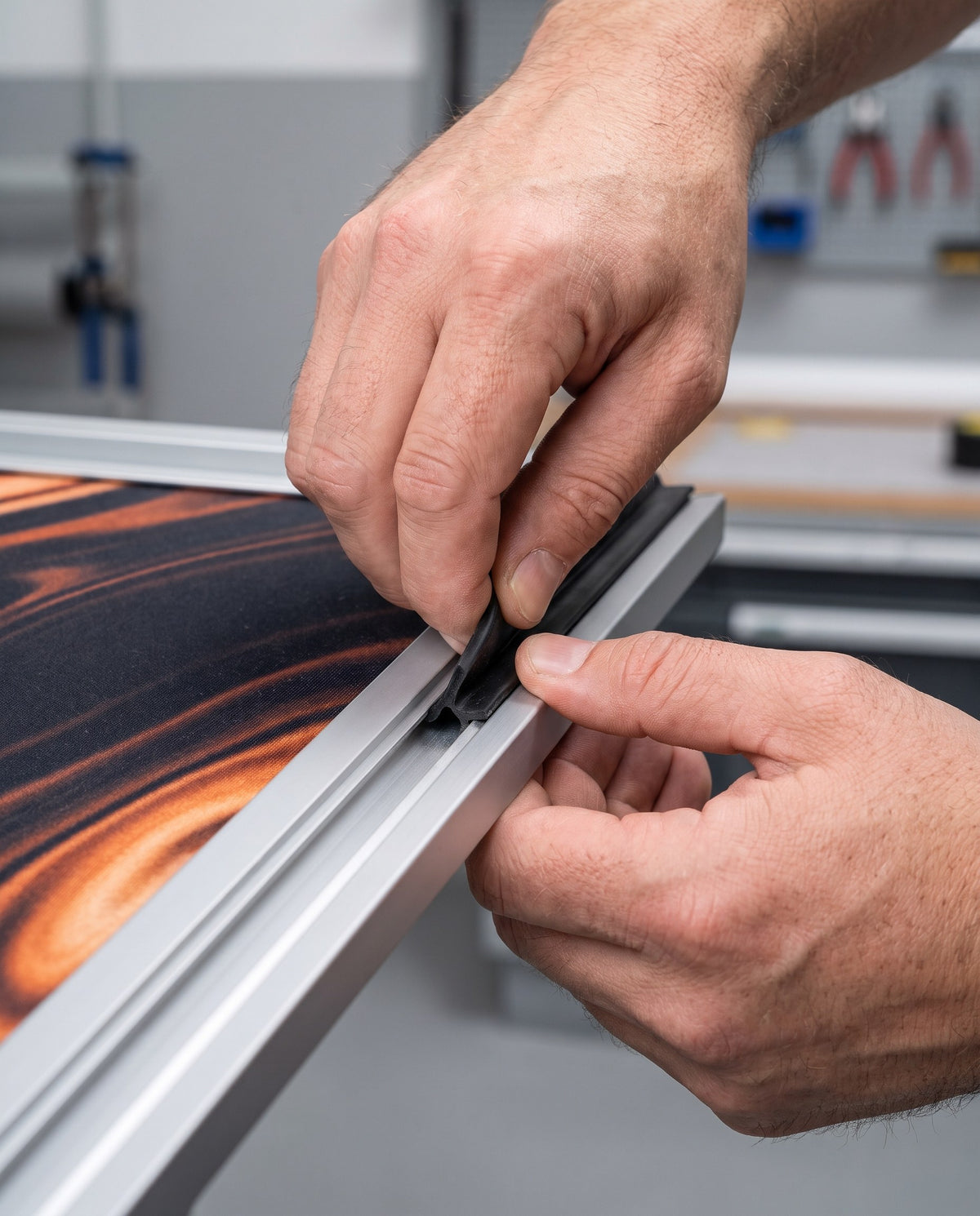 Jonc silicone de la toile inséré dans la rainure d'un cadre aluminium, image générée par IA